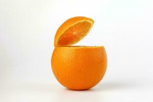 gesund Orange Schnitt schwebend oben Scheibe Saft trinken Idee Konzept auf Weiß Hintergrund foto