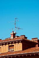 Fernsehantenne auf dem Dach des Hauses foto