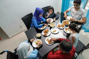 Gruppe von Süd-Ost asiatisch Erwachsene Kind Mädchen männlich weiblich Essen Mittagessen beim Essen Tabelle gefeuert Hähnchen. Sie sind autistisch Nieder Syndrom adhd gelähmt Rollstuhl foto