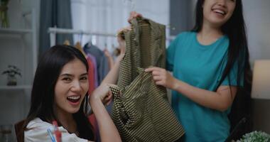 jung schön asiatisch Frauen Leben Streaming beim Kleider Geschäft foto