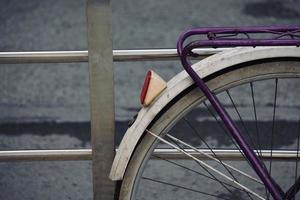 Fahrrad auf der Straße Transportmittel foto