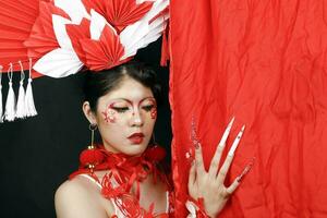 jung schön Frau im Chinesisch cheongsam modern bilden hoch Mode foto