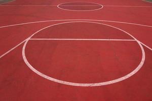 roter Straßenbasketballplatz foto