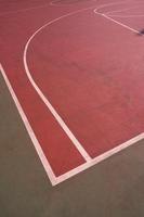 roter Straßenbasketballplatz foto