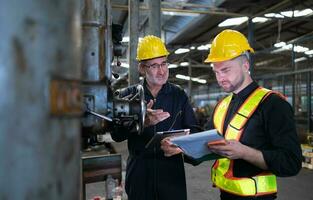 Ingenieure und Techniker prüfen das elektrisch System und Reparatur das mechanisch System im das Steuerung Kabinett von das Maschine. im bestellen zum das Maschine zu Rückkehr zu normal Betrieb foto