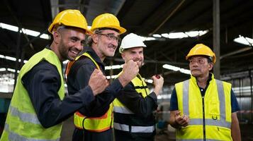 Ingenieure und Techniker Muss beitreten Kräfte wann Sie wollen zu erreichen groß Aufgaben. Vereinigung zusammen zu Hilfe jeder andere machen großartig Dinge passieren. foto