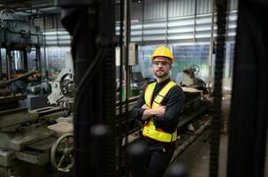 mechanisch Ingenieure eingeben das alt Maschinen Warenhaus zu prüfen und Reparatur benutzt Maschinen mit das Lager Personal. foto