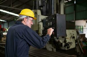 Senior Techniker prüfen und Reparatur mechanisch Systeme im Maschine Steuerung Schränke. im bestellen zum das Maschine zu Rückkehr zu normal Betrieb foto