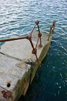 alte verlassene Treppe im Seehafen foto