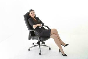 Süd Osten asiatisch jung Chinesisch Frau tragen formal Geschäft Büro Ware auf Weiß Hintergrund Sitzung auf Büro Stuhl entspannen denken Erfolg glücklich besorgt foto
