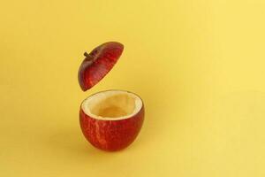 gesund rot Schnitt Apfel schwebend oben Scheibe Saft trinken Idee Konzept auf Gelb Hintergrund foto