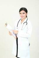 jung asiatisch weiblich Arzt tragen Schürze Uniform Tunika Schürze halt foto