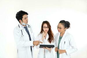 ung asiatisch Chinesisch malaiisch männlich weiblich Arzt auf Weiß Hintergrund halten Pad Tab nicht mehr verwendet denken sich unterhalten Teilen foto