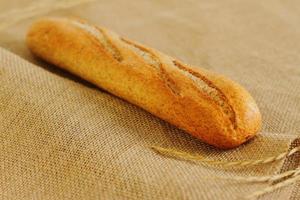 französisches Baguette auf Sackleinenmaterial frisches Brot auf Sackleinen foto
