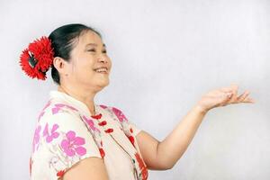 Alten Senior asiatisch Frau posieren Gesichts- Ausdruck foto