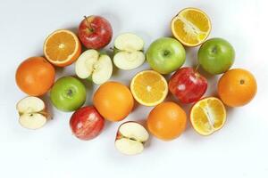 mischen Grün rot Apfel Orange ganze Obst Schnitt Scheibe Hälfte auf Weiß Hintergrund foto