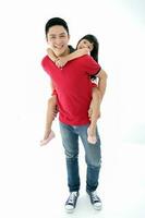 Süd-Ost asiatisch Vater Tochter Kind Pose glücklich Stand huckepack auf Weiß Hintergrund foto