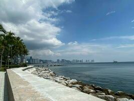 Morgen Sonnenaufgang Meer Blau Himmel Ruhe Welle felsig Ufer Penang Malaysia foto