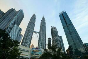 kuala lumpur, Malaysia- März 18, 2018 das Neu vier Jahreszeit Hotels steht hoch Nächster zu das Petronas Zwilling Turm. erwartet zu Sein geöffnet Mitte 2018. foto