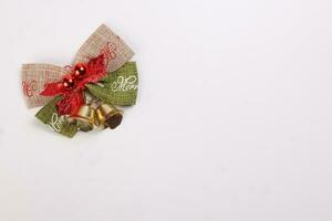 klein Weihnachten Weihnachten Geschenk Bogen Band Kiefer Anordnung Glocke auf Weiß Hintergrund Kopieren Text Raum foto