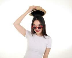 schön jung Süd Osten asiatisch Frau tragen rot Rahmen Sonnenbrille Brillen Hut Pose Mode Stil Weiß Hintergrund aussehen um Kopieren Text Raum foto
