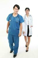 jung asiatisch männlich weiblich Arzt tragen Schürze Uniform Tunika Schürze halt foto