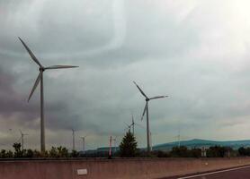 Wind Bauernhof oder Windmühle im wolkig Wetter im Österreich im Europa, erlaubt Sie zu erhalten sauber Energie. es ist nachhaltig, verlängerbar Energie zum das Umgebung foto