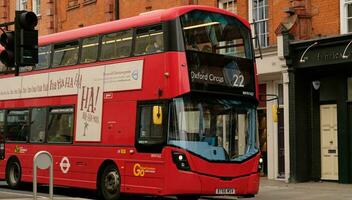 berühmt rot doppelt Decker Bus im das Center von das Stadt London - - Januar, 2023. Doppeldecker Busse sind im verbreitet verwenden während das vereinigt Königreich. foto