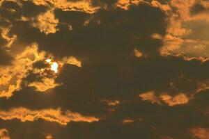 Sonne war hinter das Wolken im das Abend, verursachen das Licht zu streuen und das spritzt von Natur zu erstellen ein feurig und schrecklich sehen. foto