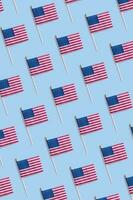 Unabhängigkeit Tag Konzept mit USA Flaggen Muster oben Sicht, eben legen auf Blau Hintergrund foto