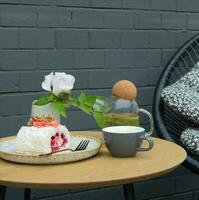 Baiser rollen mit Grün Tee auf ein Tabelle im ein Cafe. Süss Essen immer noch Leben foto