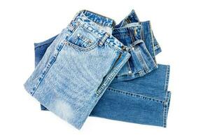 Blau Jeans ein Stapel von Denim Hose Element modern Frauen und Männer Mode Hose Textur isoliert auf Weiß Hintergrund foto