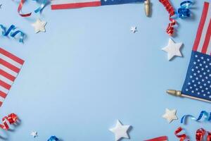 USA Unabhängigkeit Tag Konzept. USA Flaggen und rot und Blau Spiralen und Weiß Sterne oben Sicht, eben legen auf Blau Hintergrund mit Kopieren Raum foto