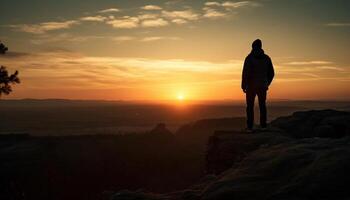 Stehen Silhouette bewundert Berg Gipfel beim Sonnenaufgang generativ ai foto