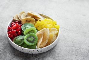 Schüssel mit verschiedenen getrockneten Früchten