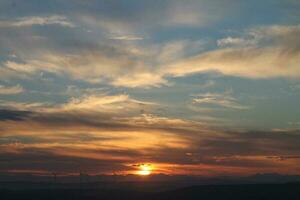 Sonnenaufgang im das Feld hoch Kontrast foto