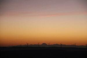 Sonnenaufgang im das Feld hoch Kontrast foto