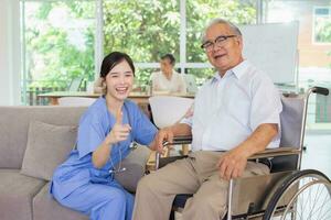 Pflege- Zuhause Pflege konzept.gruppe von glücklich asiatisch Senioren. foto