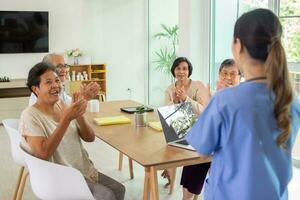 Pflege- Zuhause Pflege Konzept. Pflege- Zuhause Pflege Konzept. asiatisch Senior Bürger tun Aktivitäten im Pflege- Häuser. foto