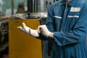 Notfall Verschmutzung Fabrik Konzept. Nahansicht Ingenieurwesen tragen Handschuhe. foto