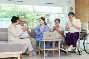 Pflege- Zuhause Pflege Konzept. Pflege- Zuhause Pflege Konzept. asiatisch Senior Bürger tun Aktivitäten im Pflege- Häuser. foto