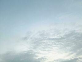 Sonnenaufgang im das Morgen mit Himmel und Wolken Drohne Aussicht foto