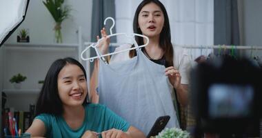 jung schön asiatisch Frau Leben Streaming beim Kleider Geschäft auf Digital Kamera foto