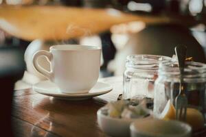 aromatisch Elixier das fesselnd Charme von ein dämpfen Tasse von Kaffee. foto