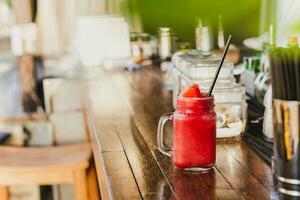 frisch Wasser Melone Smoothie im das Glas Krug auf Zähler Bar. foto