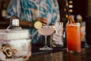 batender Herstellung Rosa kosmopolitisch Cocktail trinken mit Scheibe von Kalk. foto