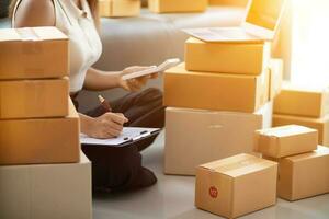 klein sme Unternehmer ist Verpackung Produkte in Paket Kisten im Vorbereitung zum Transportieren Sie zu Fracht Spediteur zu liefern zu Kunden mit eingehend Aufträge. Konzept E-Commerce Mannschaft online Der Umsatz foto