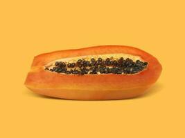 Hälfte von reif Papaya Obst mit Saat auf ein Farbe Hintergrund. appetitlich tropisch Obst foto