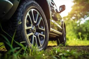 vier Rad Fahrt suv ist Fahren auf schlammig Straße im Dschungel. generativ ai foto