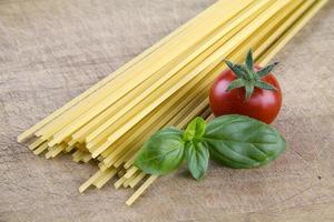 Spaghetti mit Tomaten und Basilikum Mittelmeerdiät foto